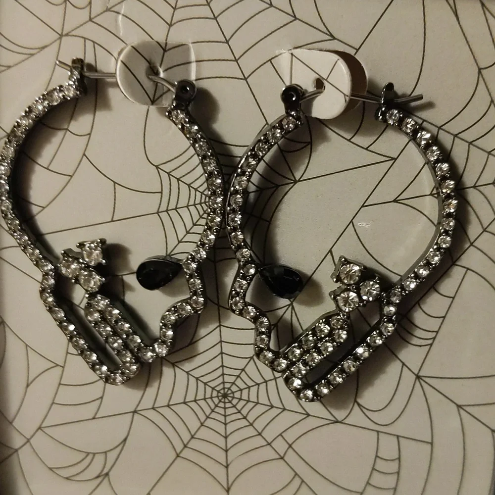 NWOT Dark Steel Toned Bejeweled Skull Earrings With Black Stone Eye - Picture 4 of 8